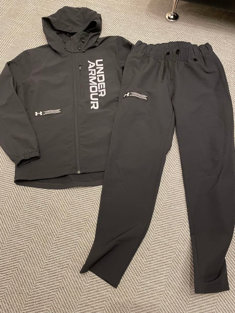 UNDER ARMOUR ブラックジャージセットアップ　Ｍサイズ