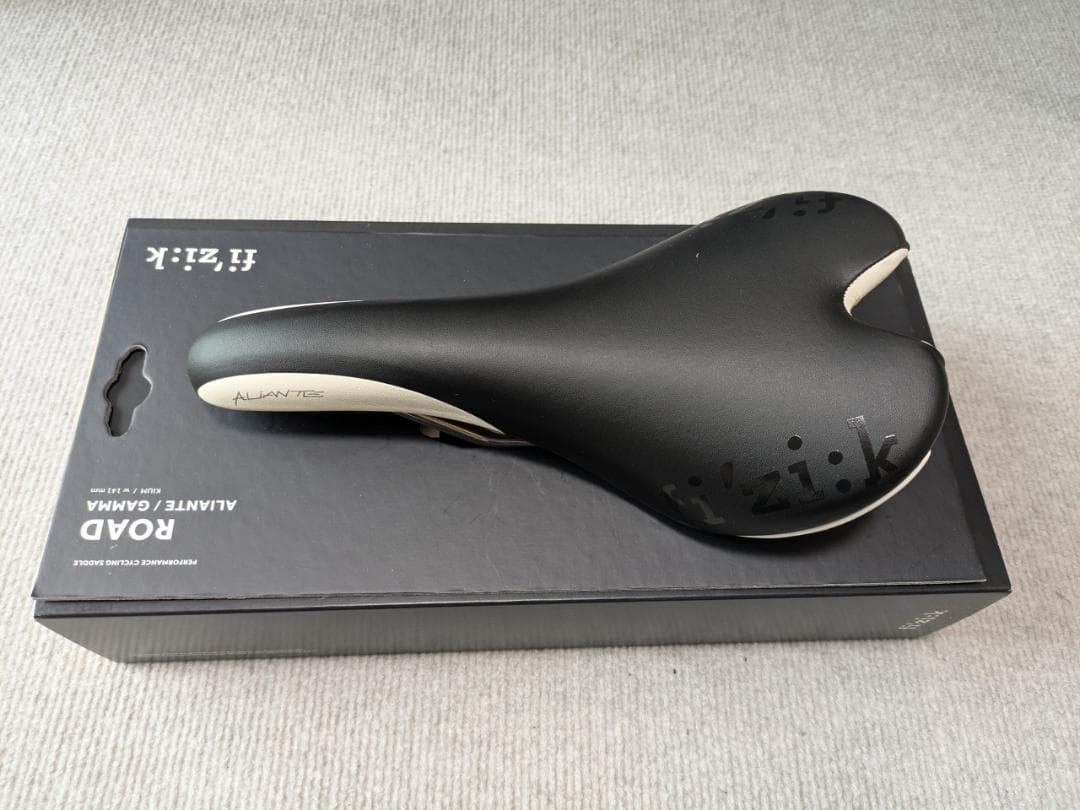 fizik Aliante GAMMA K:IUM RAIL 黒/白 サドル