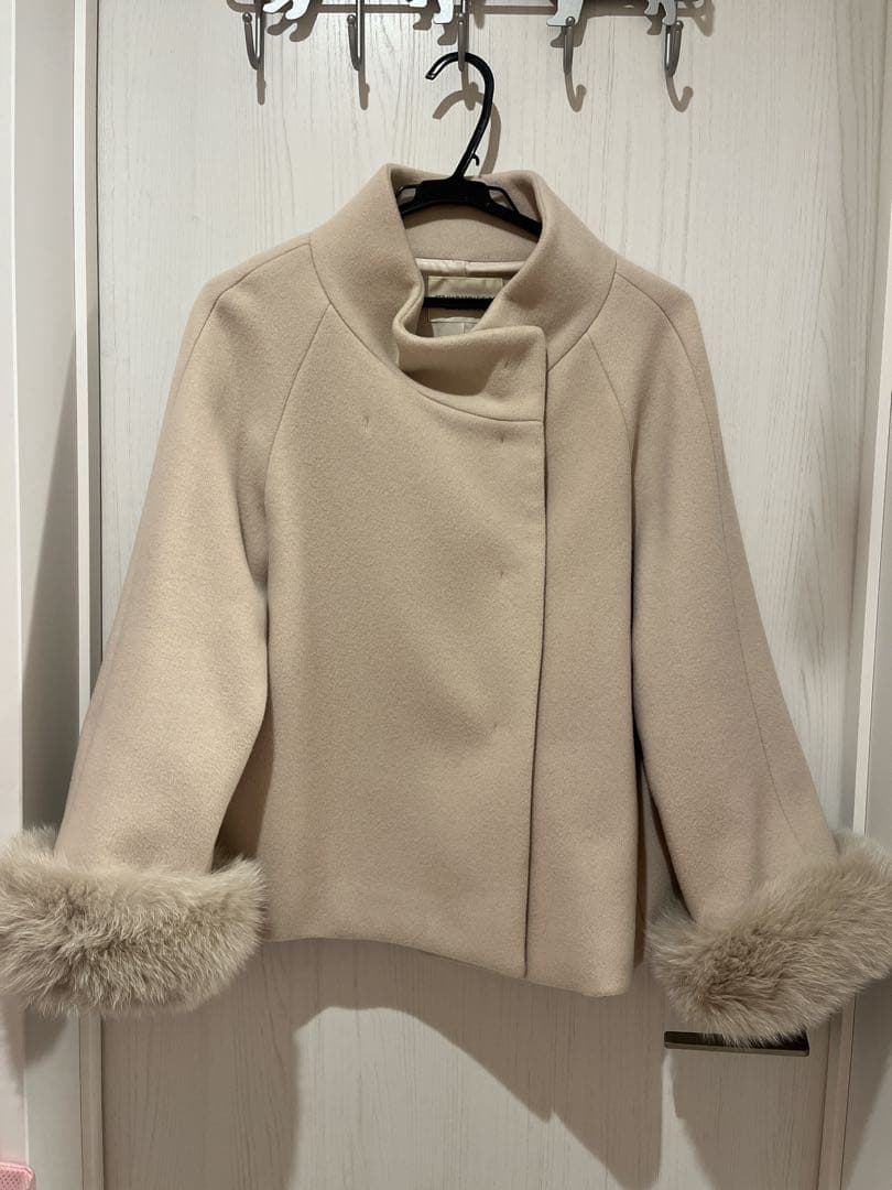 ストロベリーフィールズ ビーバーファー付きスタンドカラーショートコート