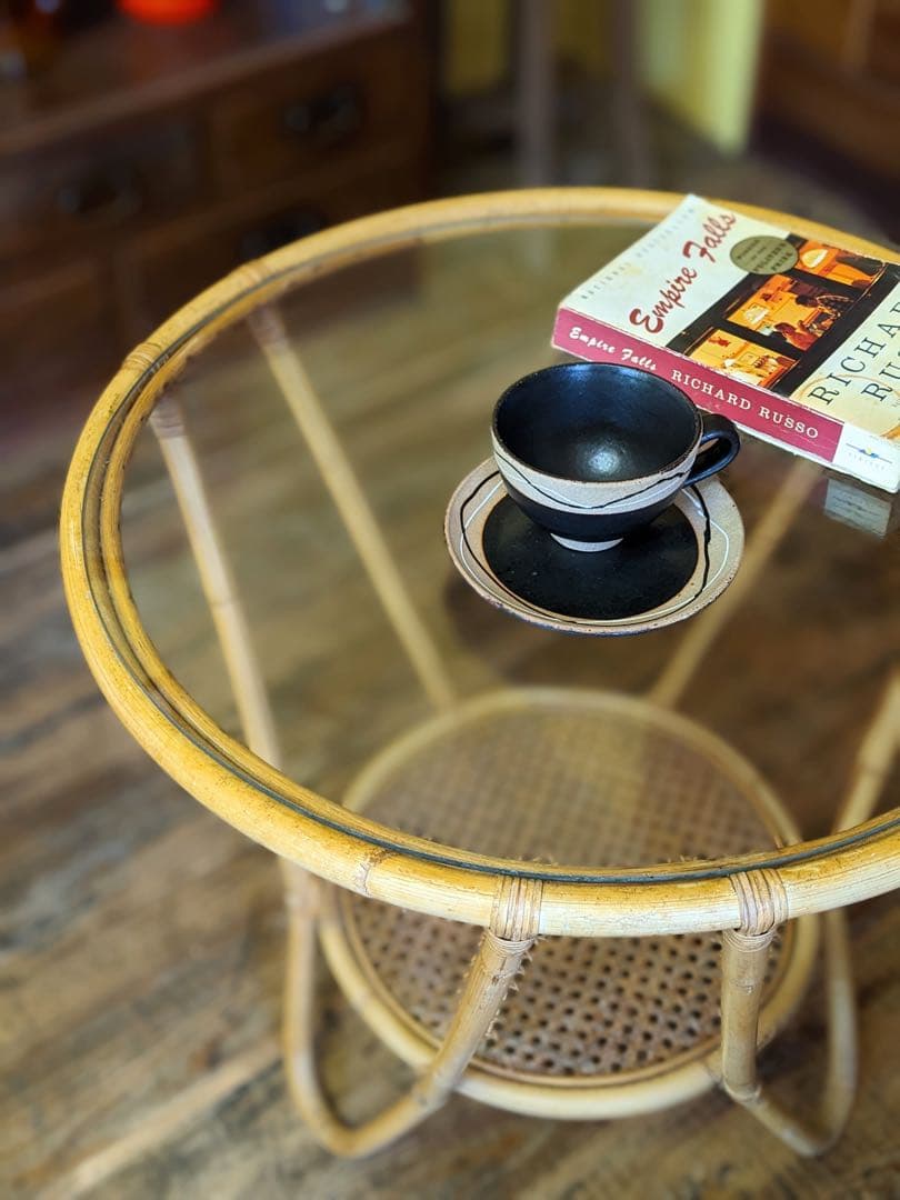 ラタンのラウンドテーブル　ガラス天板　棚付き　籐家具