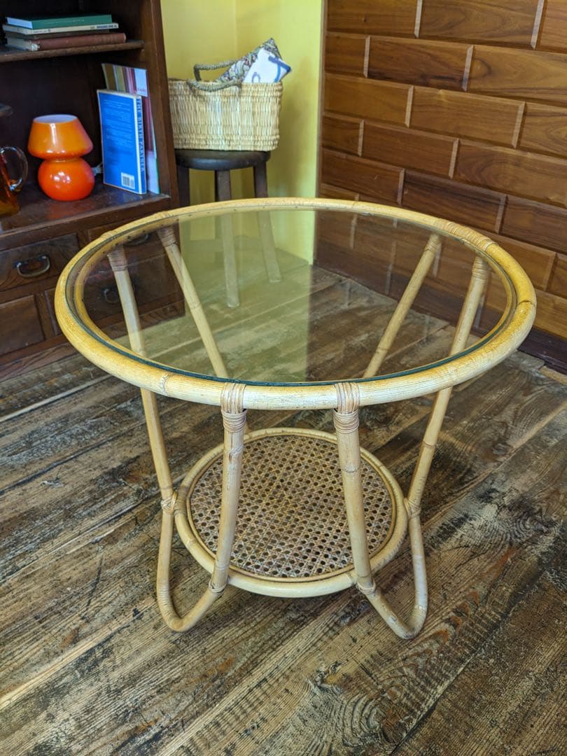 ラタンのラウンドテーブル　ガラス天板　棚付き　籐家具