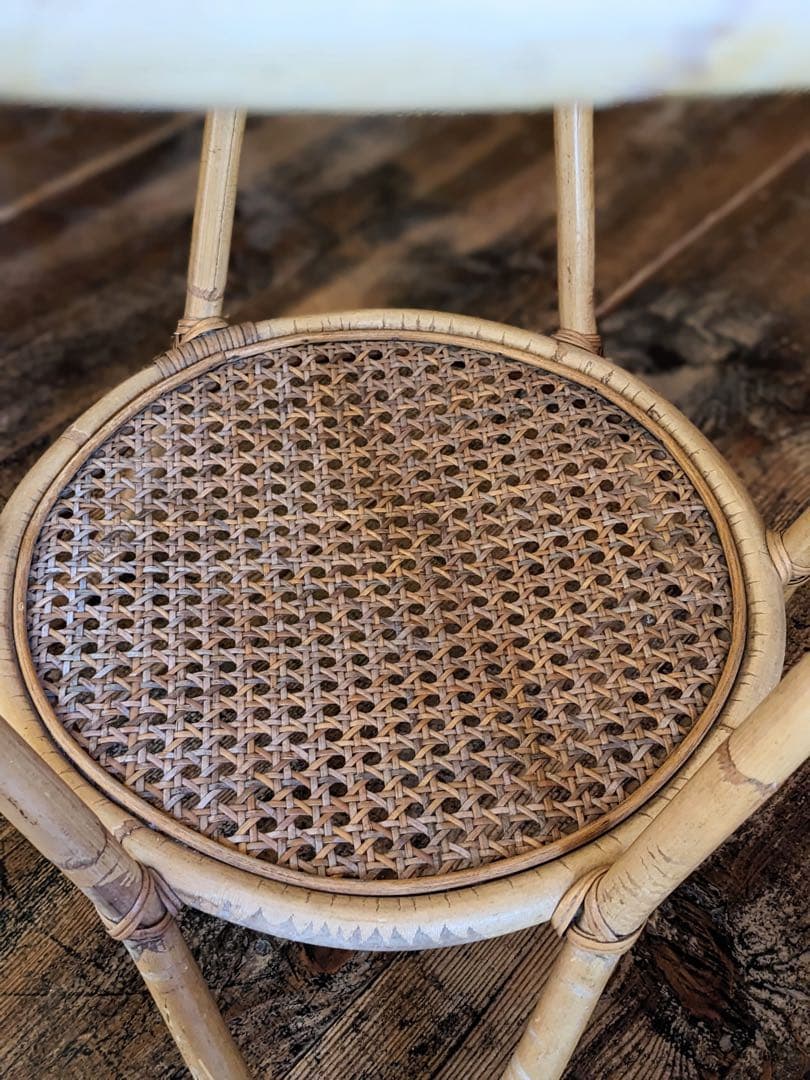 ラタンのラウンドテーブル　ガラス天板　棚付き　籐家具