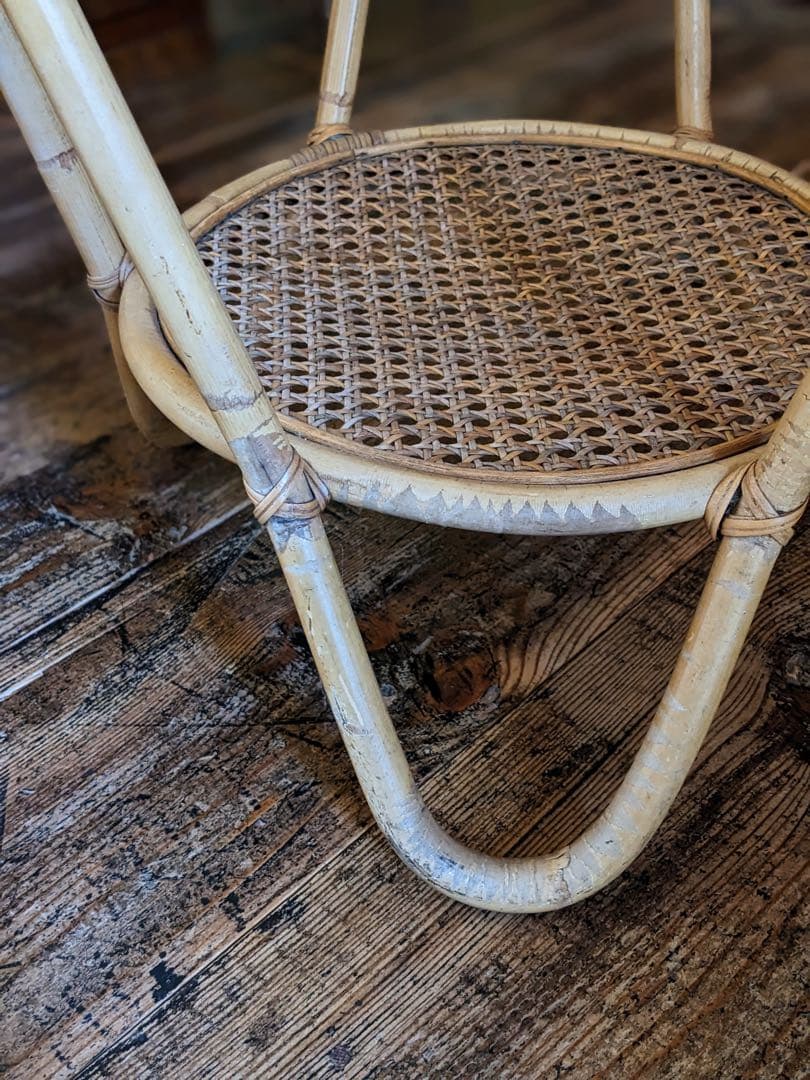 ラタンのラウンドテーブル　ガラス天板　棚付き　籐家具