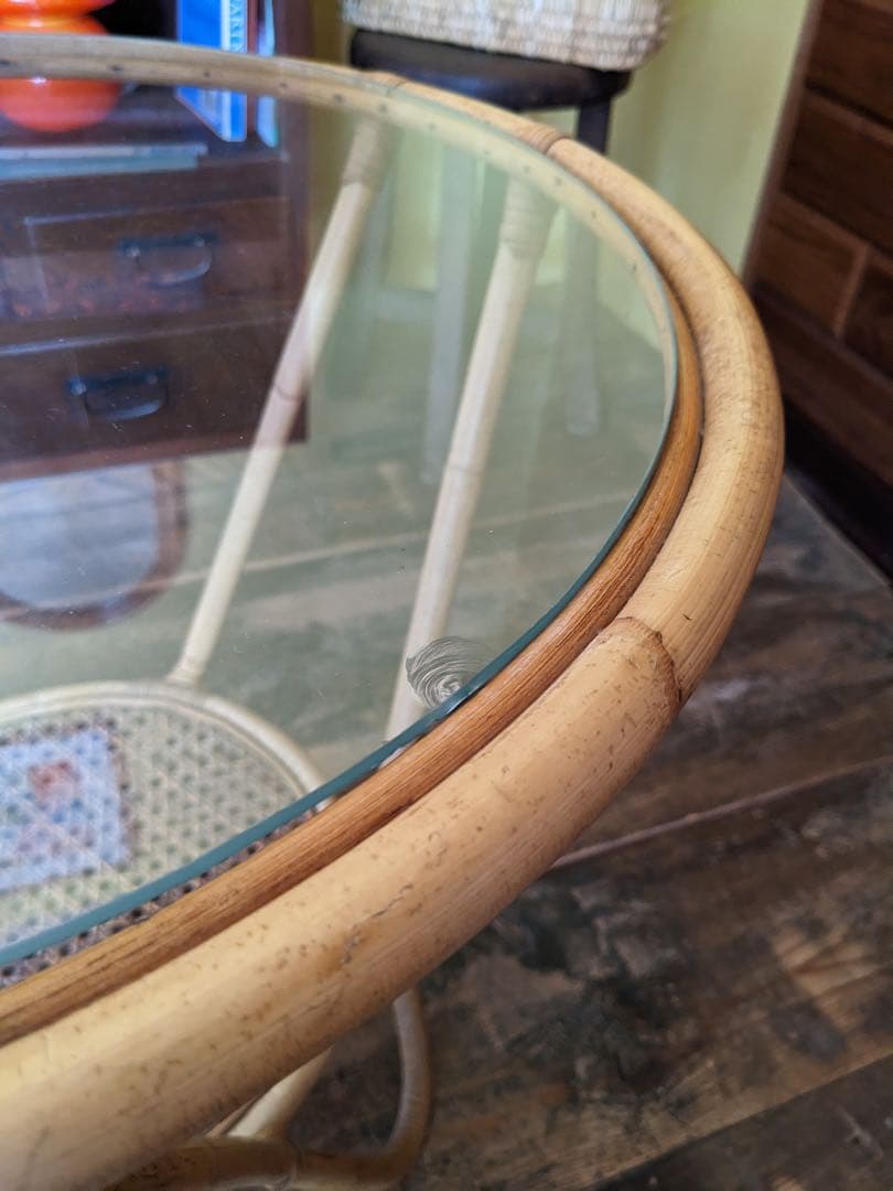 ラタンのラウンドテーブル　ガラス天板　棚付き　籐家具