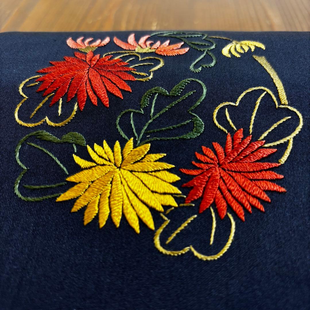 名古屋帯　九寸名古屋帯　濃紺に花丸　刺繍　開き名古屋　長さ366 o1588
