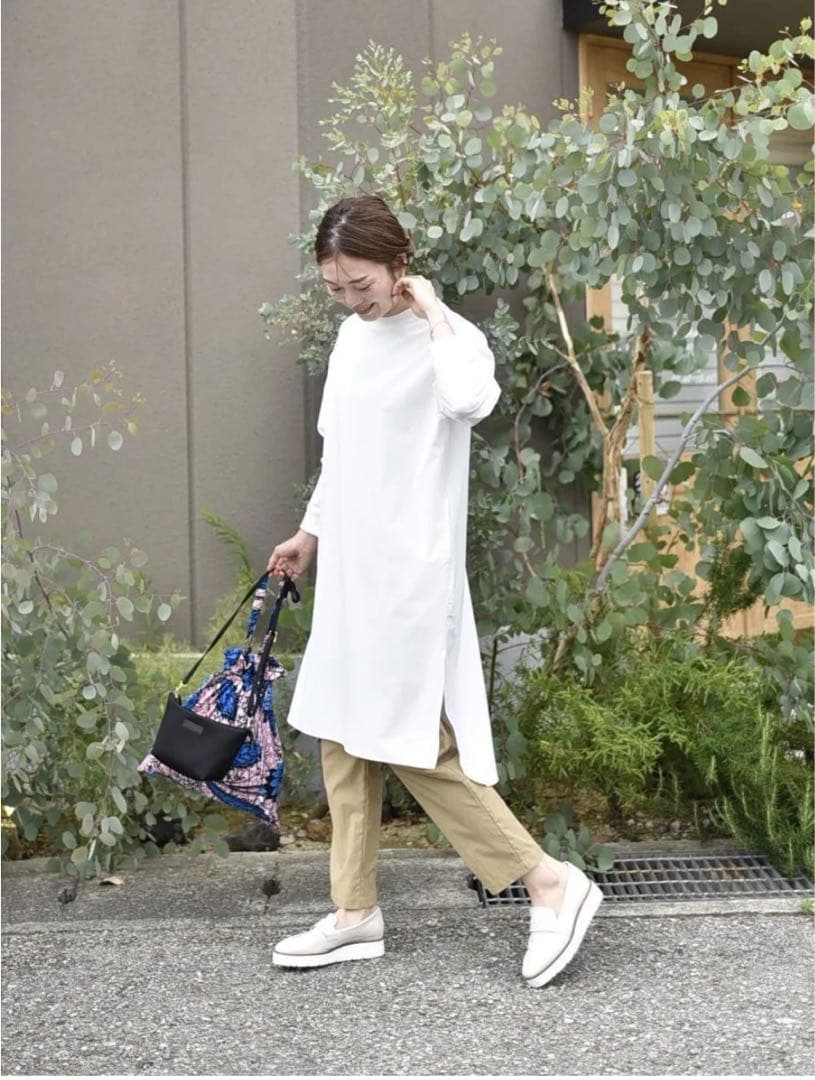 OUR　アワーホーム　ハリ感素材のチュニック丈プルオーバー　ホワイト