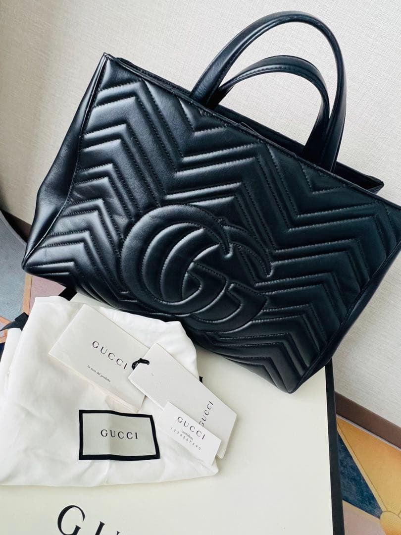 GUCCI GGマーモント キルティング ミディアム トップハンドルバッグ