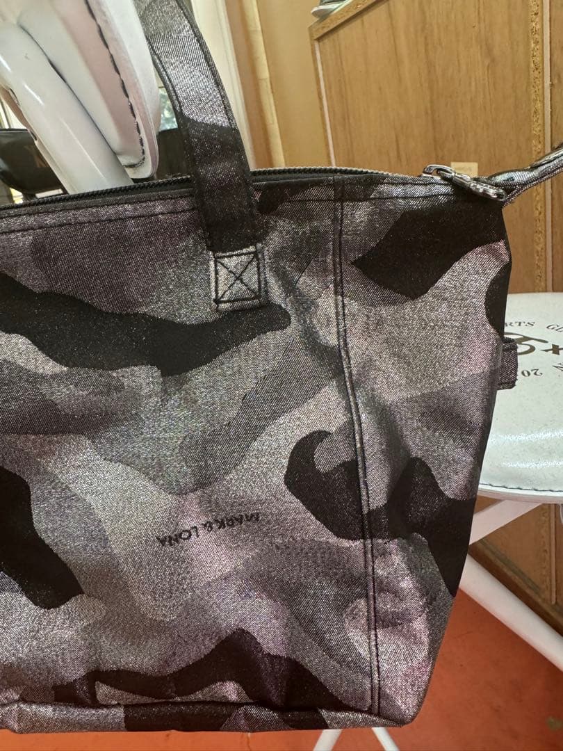 マークアンドロナ　迷彩柄の合成繊維製カートバッグ