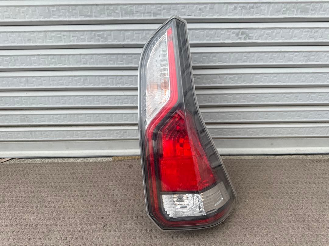 日産セレナライダー C27、GC27、右テールランプ。KOITO