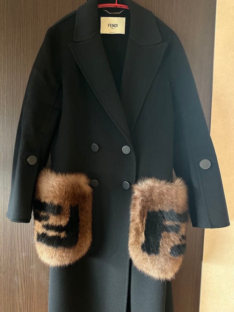 FENDI ブラック チェスターコート ファー付き