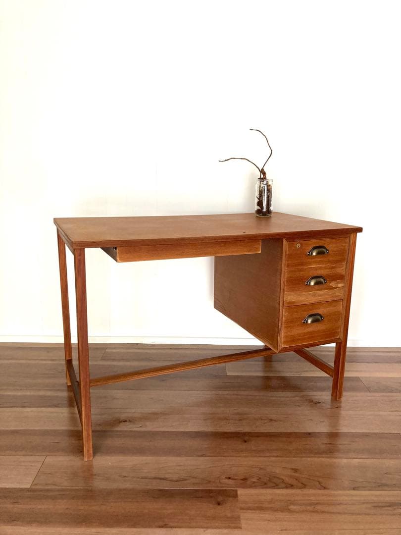 【週末sale】木製の片袖机　ヴィンテージ　昭和レトロ　取っ手交換済み