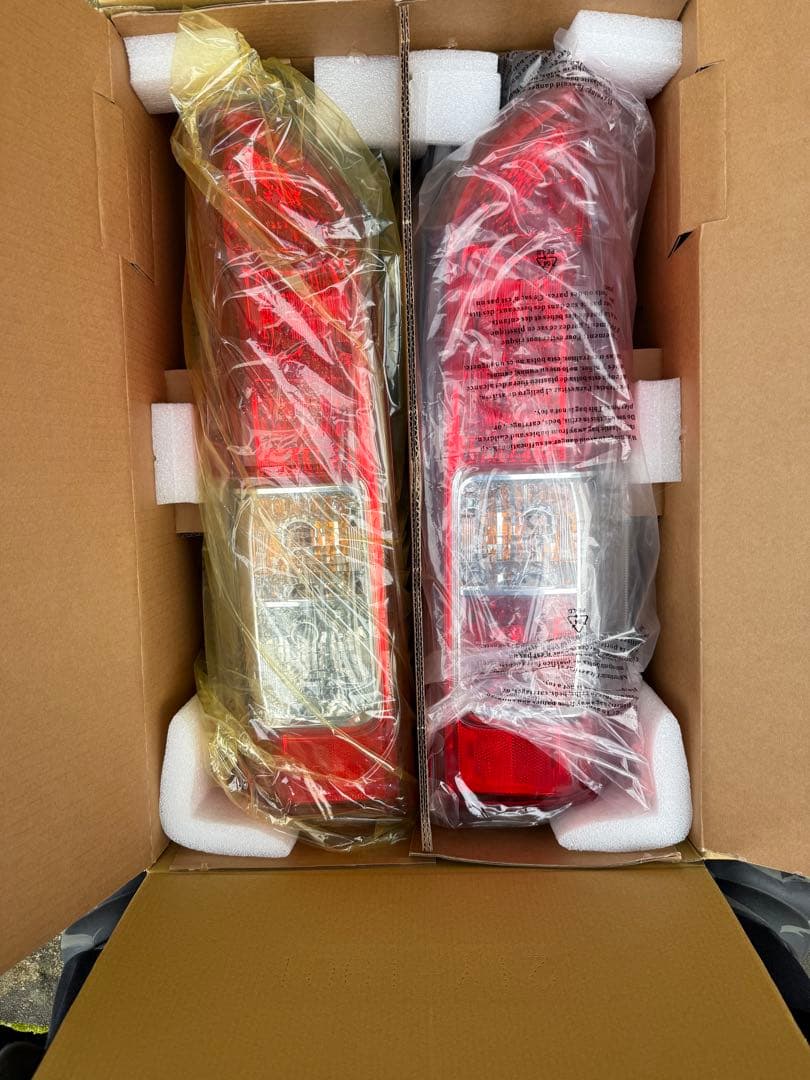 【新車外し・美品】トヨタ ハイエース8型 純正テールランプ 左右セット