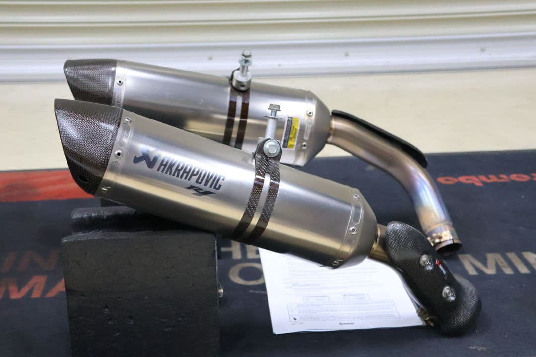 YZF-R1 09-14 アクラポビッチ　スリップオンマフラー　チタン