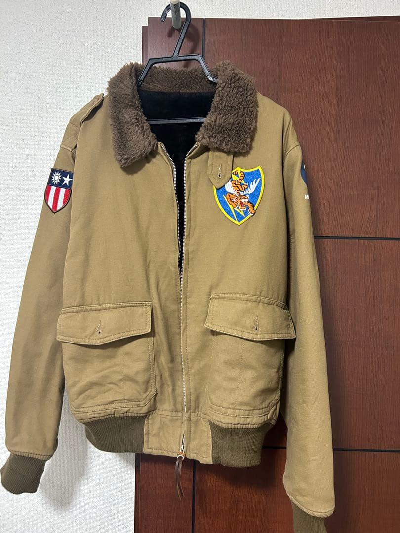 カーキ色ファー付きフライトジャケット