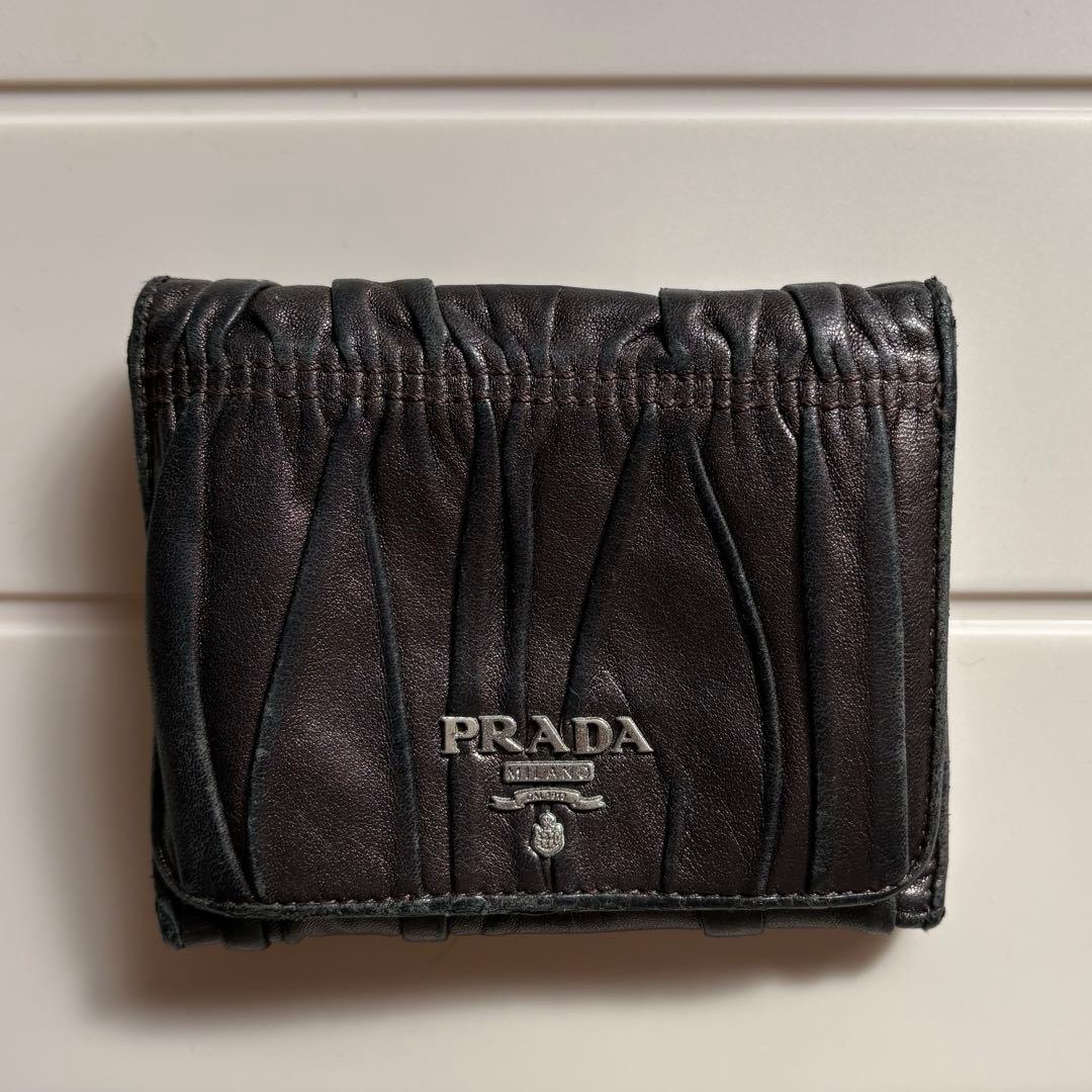 プラダ 三つ折り財布 ナッパレザー シルバーロゴ金具 グレー ブラック