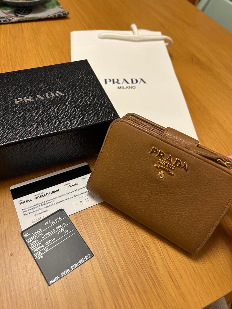 PRADA 二つ折り財布 ブラウン