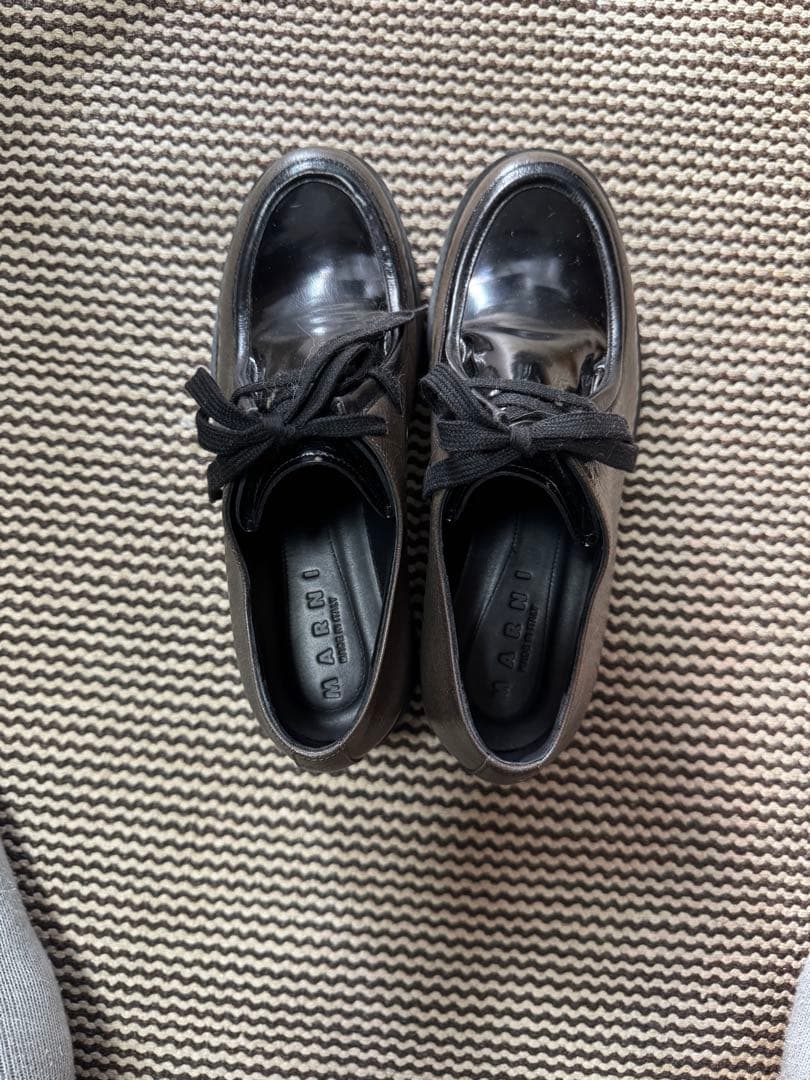 マルニの光沢黒ラバーソールシューズ