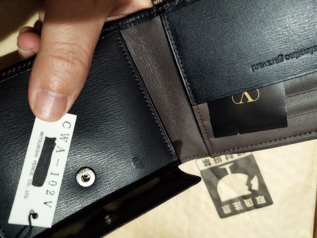 Valentino ガラヴァーニVロゴ　箱とタグ付き黒２つ折り札入 小銭入れ有り