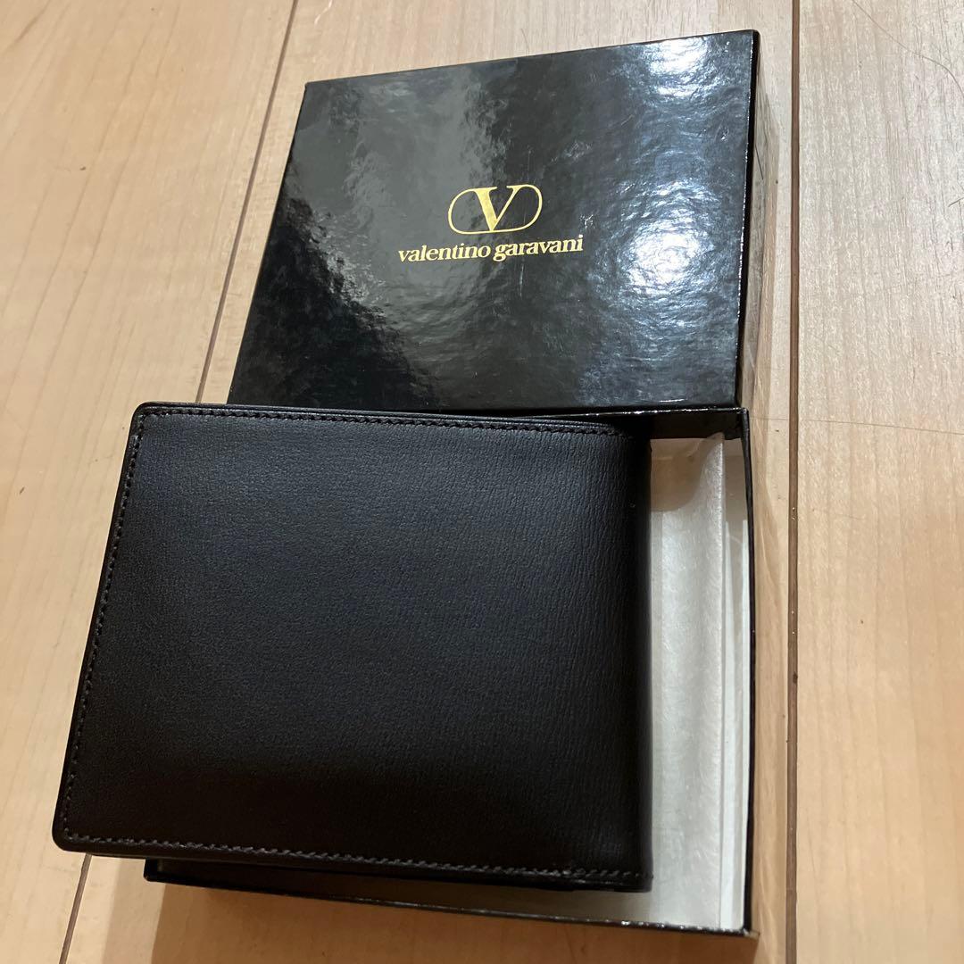 Valentino ガラヴァーニVロゴ　箱とタグ付き黒２つ折り札入 小銭入れ有り