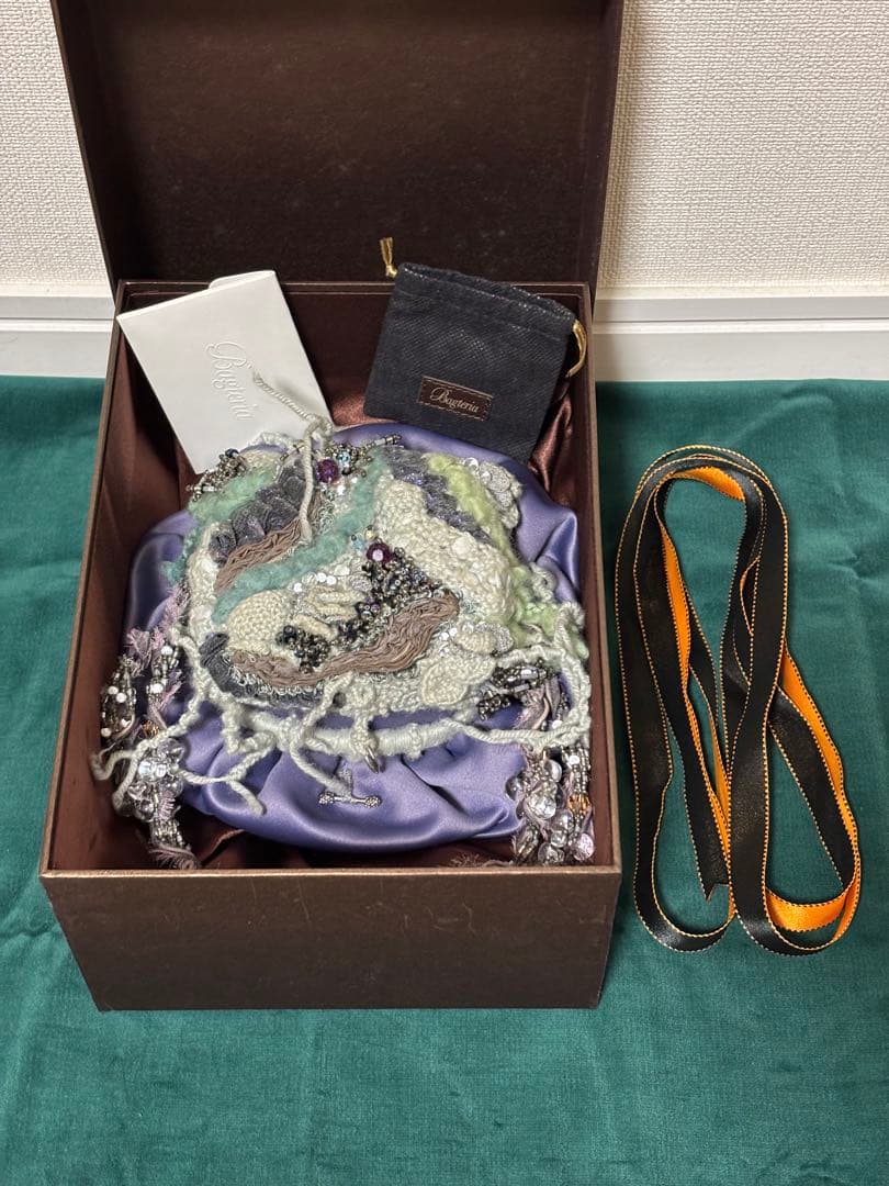 Bagteria ビーズ刺繍バッグ　ボックスイブニングバッグ　バッグテリア