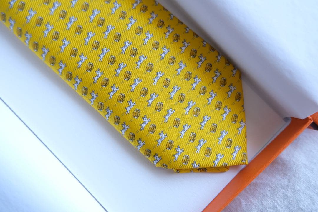 新品未使用HERMES イエロー 犬柄 ネクタイ