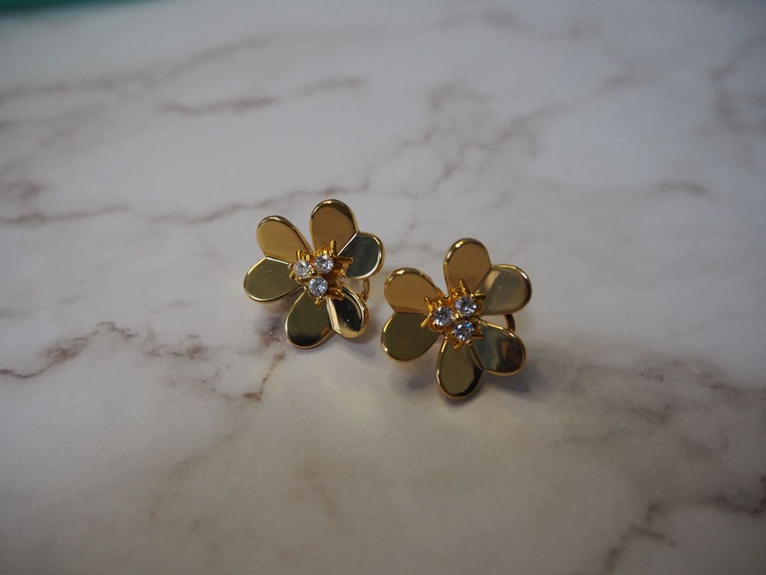 フラワーピアス　三つ葉　クローバー　イエローゴールド　YG
