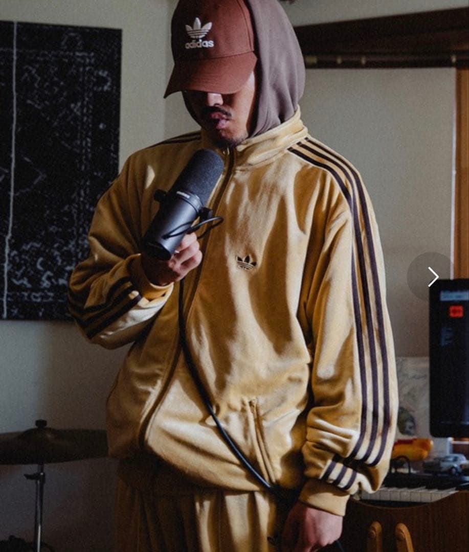 adidas ベロア トラックジャケット ゴールデンベージュ