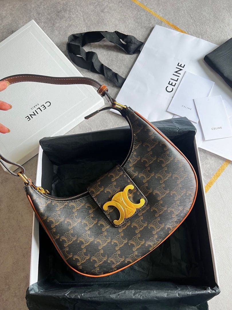 ロゴ入りショルダーバッグ