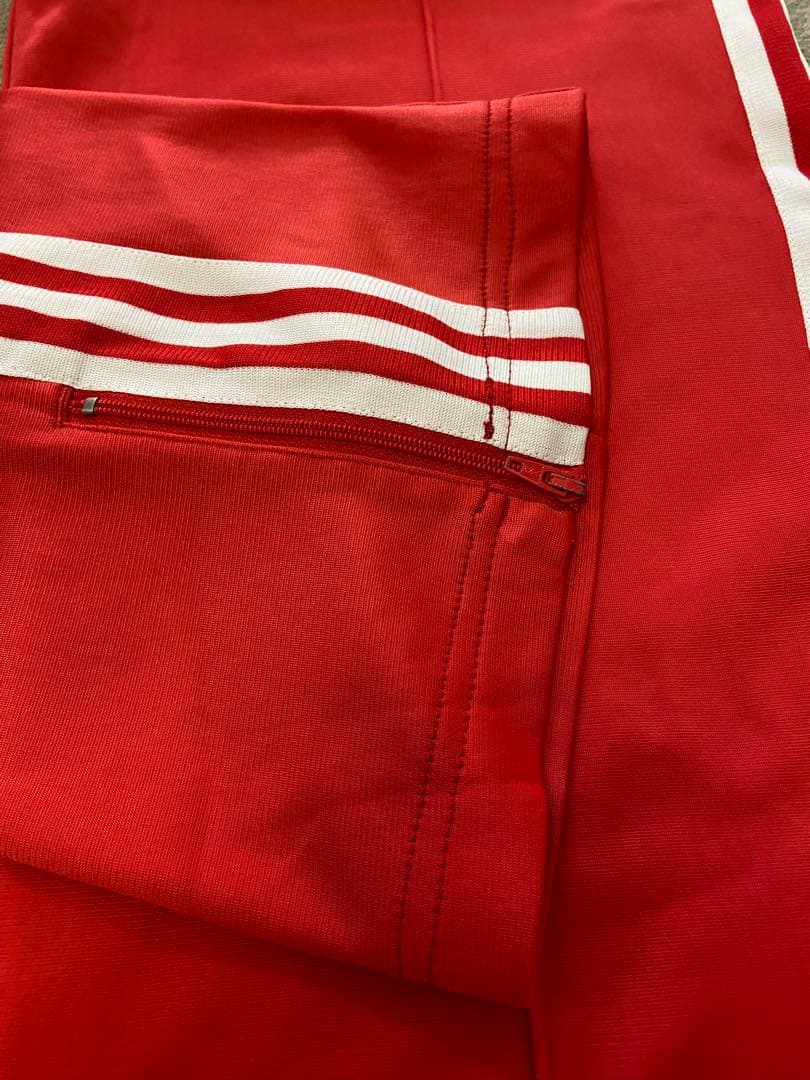 ★adidas originalsレッド トラックパンツ 万国旗タグ　サテン生地